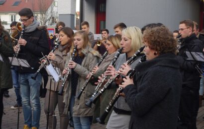 Weihnachtslieder-Spielen auf dem Marktplatz